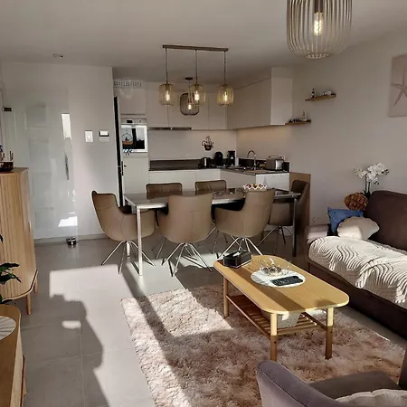 Luxury With Pool & Parking Apartment *