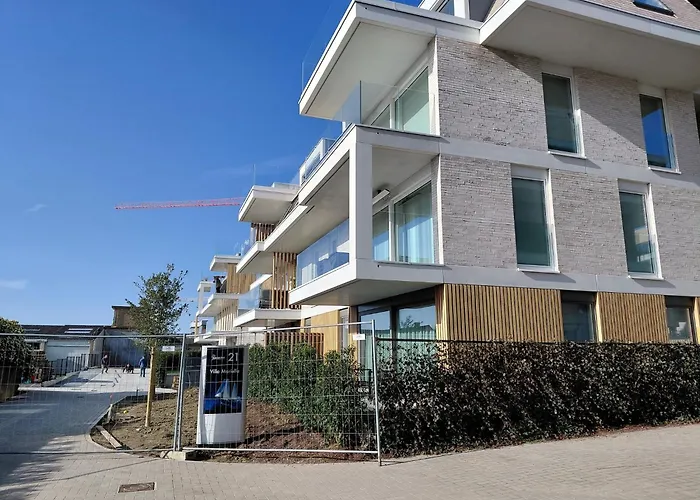 Luxury With Pool & Parking Apartment *