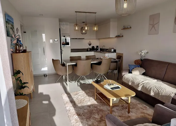 Luxury With Pool & Parking Apartment *