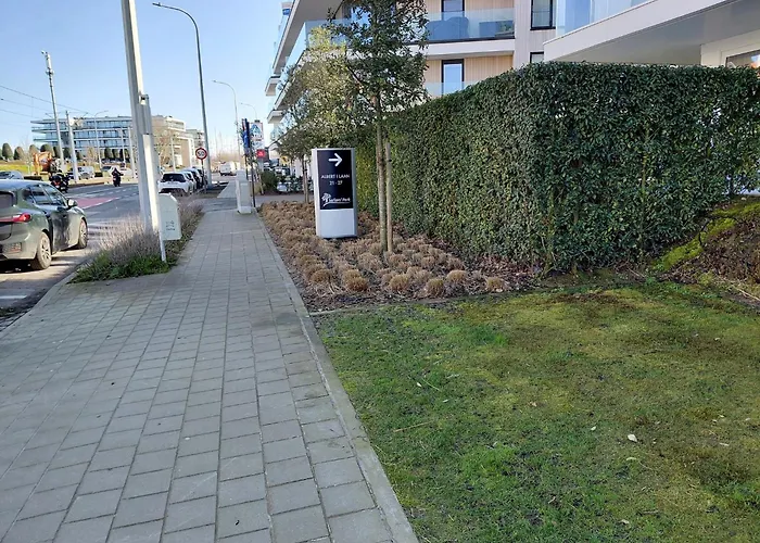 Luxury With Pool & Parking *